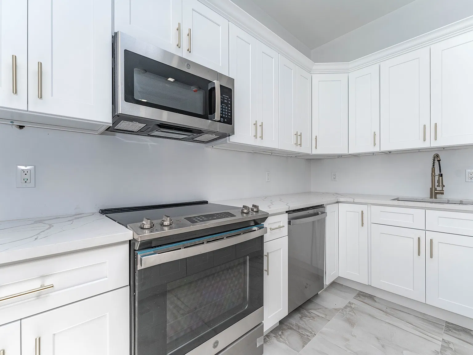 2 bed, 900 sqft, $3,350 — Photo 4
