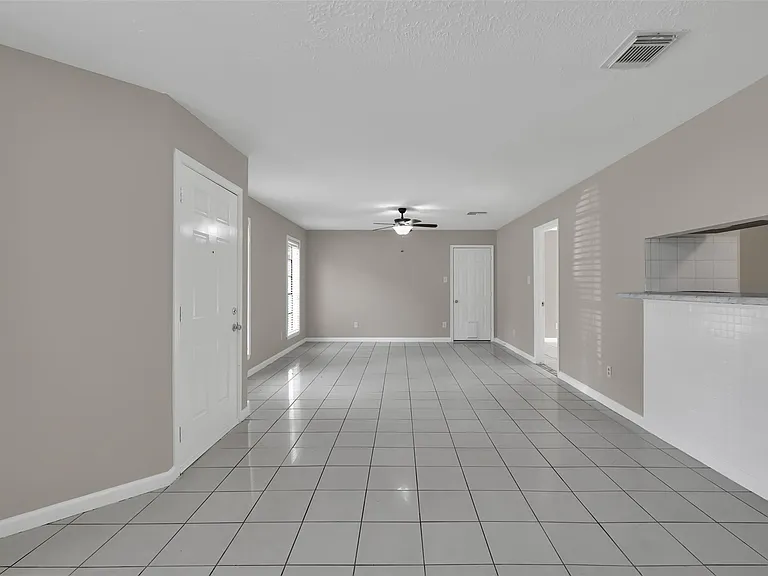 1018 Surrey Ct — Photo 11