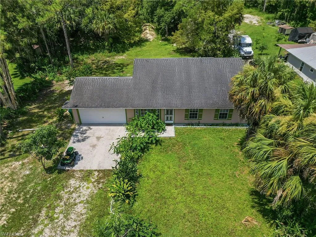 3 bed, 2.0 bath, 1374 sqft, $2,300 — Photo 2