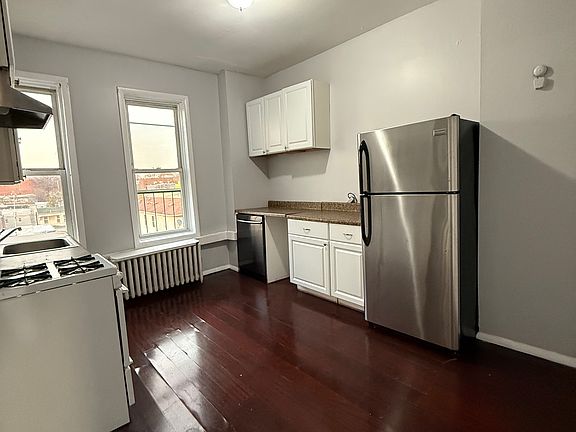 4th image of 90 Lake St APT 6