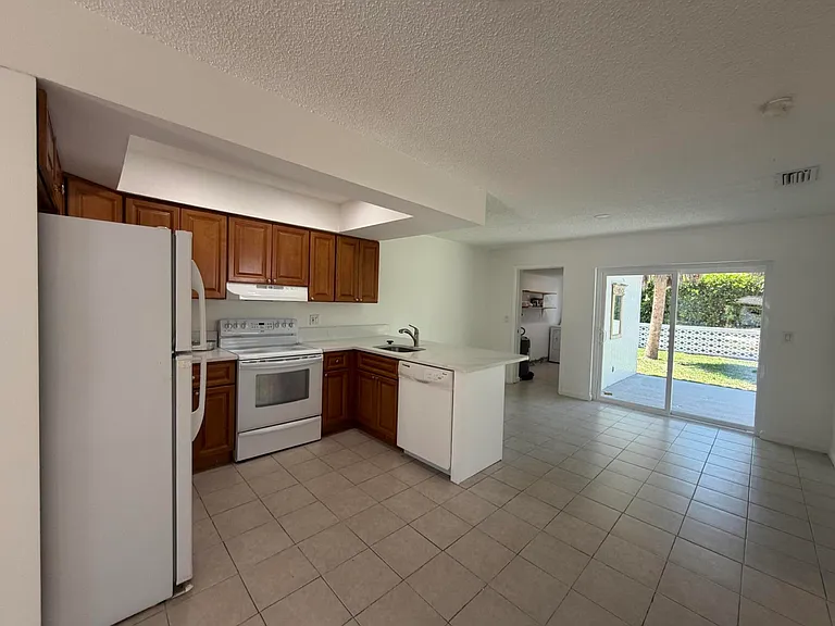 443 SE 13th Ct — Photo 2