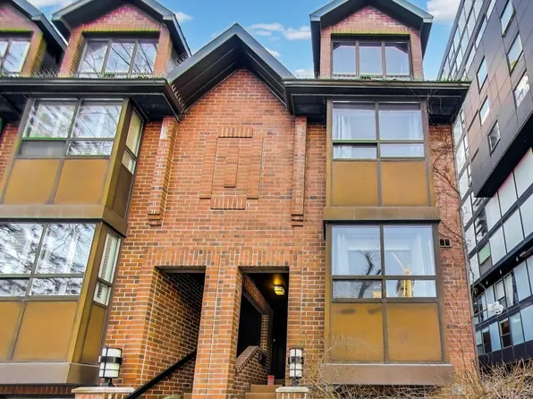 21 Dundonald St, Toronto, ON M4Y 1K3