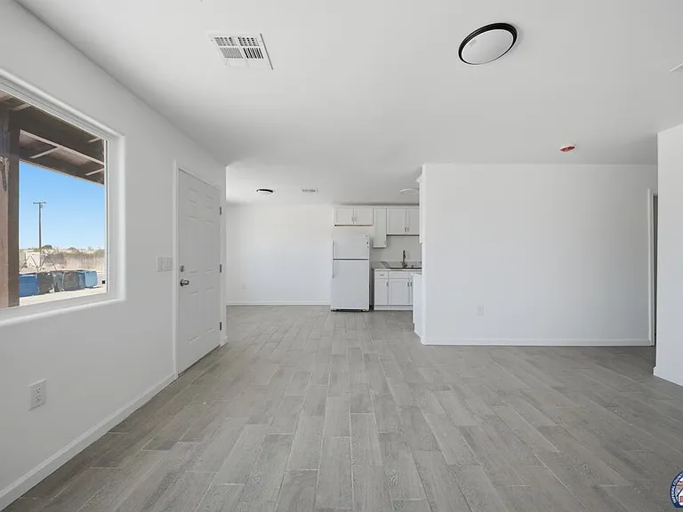 1077 Wozencraft St — Photo 7