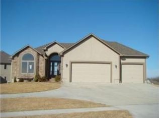416 SE Snaffle Bit Ct, Lees Summit, MO 64082