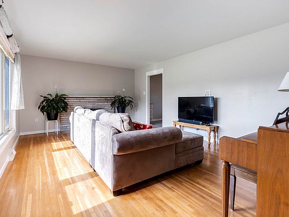 3rd image of 572 Grantchester St