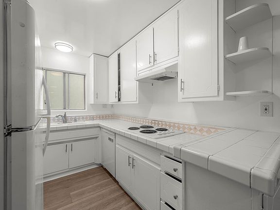 3rd image of 1477 1/2 S Canfield Ave #205