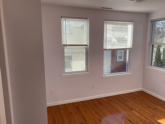 4th image of 993 N Broadway Floor 2