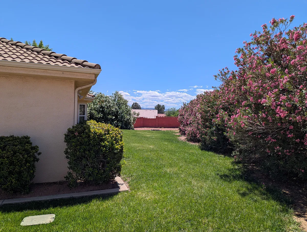 Huge Back Yard - 2152 E 110 North Cir