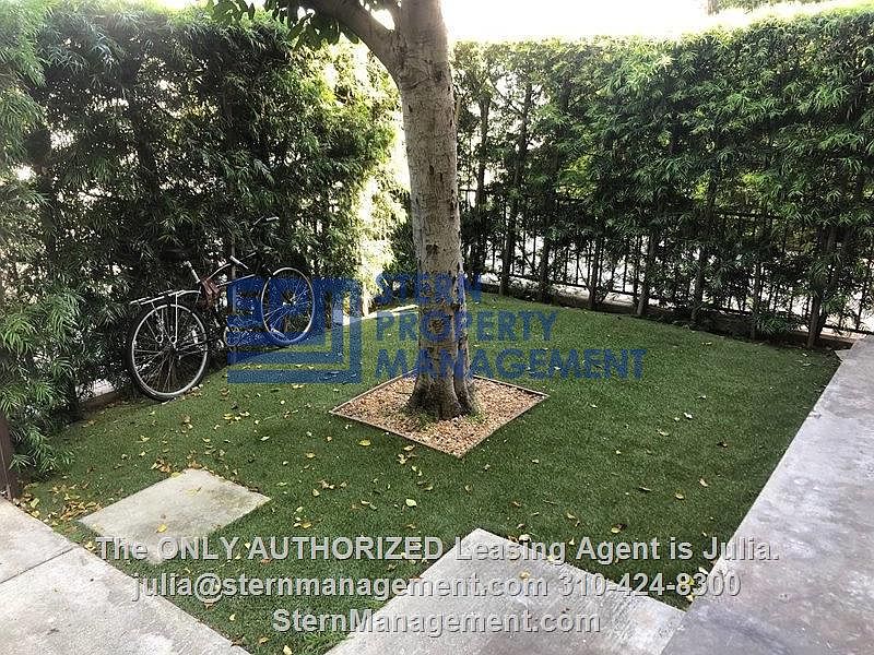 1st image of 408 N Venice Blvd #B