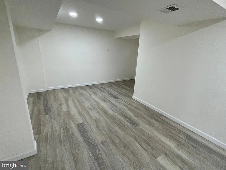 2924 Marshall St — Photo 33