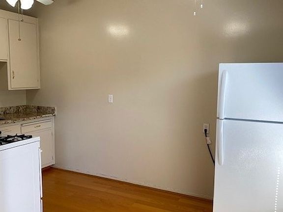 5th image of 920 Evelyn St APT 5