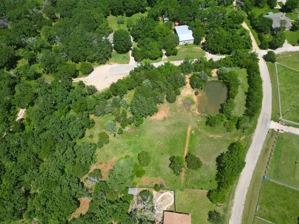 701 W Apache Ct, Burleson, TX 76028