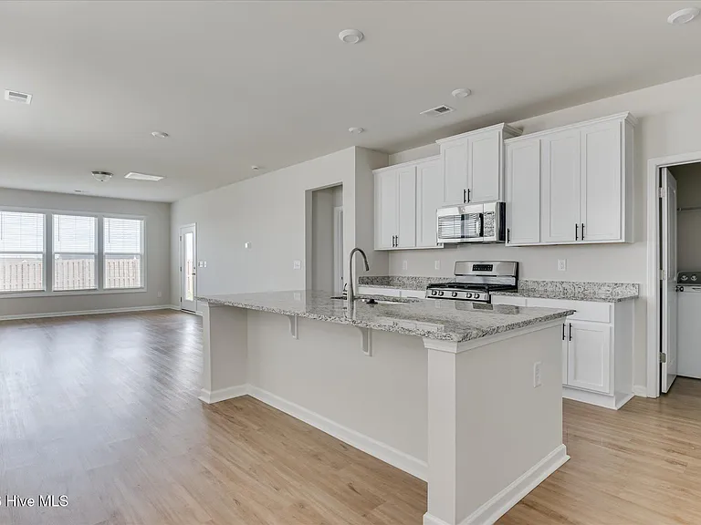 827 Justify Loop — Photo 12