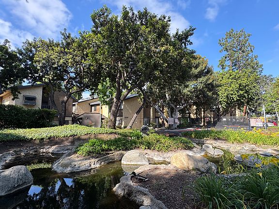 HOA kept landscaping