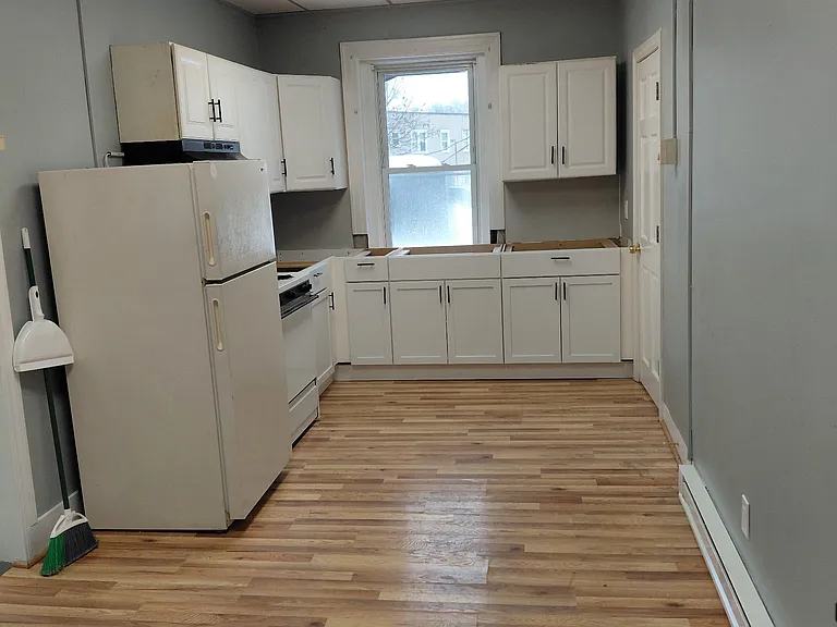 498 Main St #8 — Photo 1