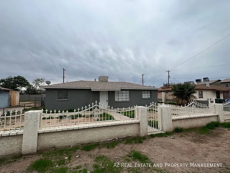 2233 E Wood St — Photo 2
