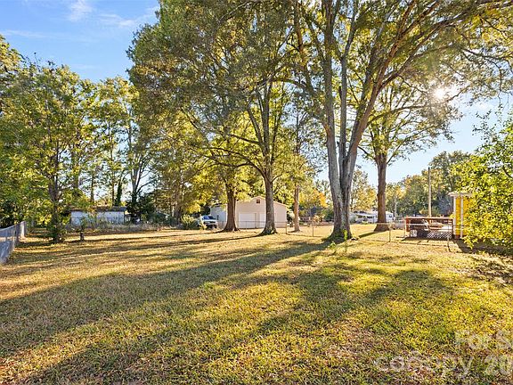 2nd image of 811 Cherry Rd S