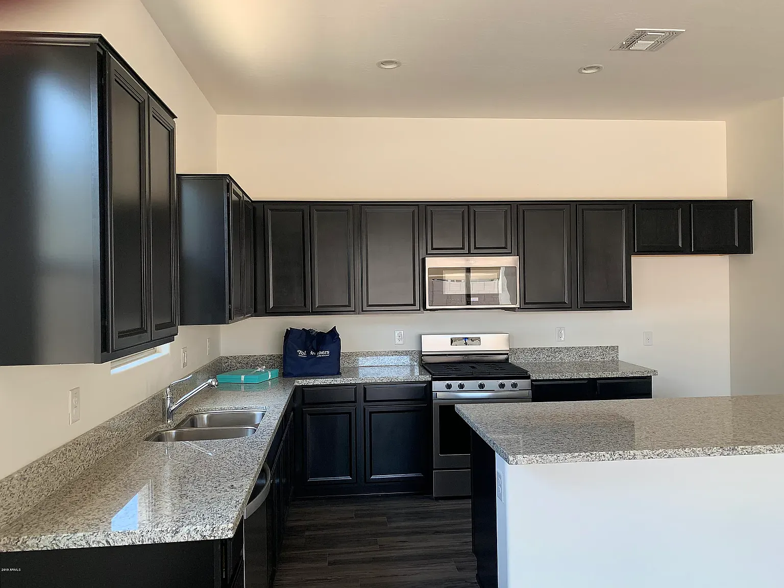 3 bed, 2228 sqft, $2,595 — Photo 2