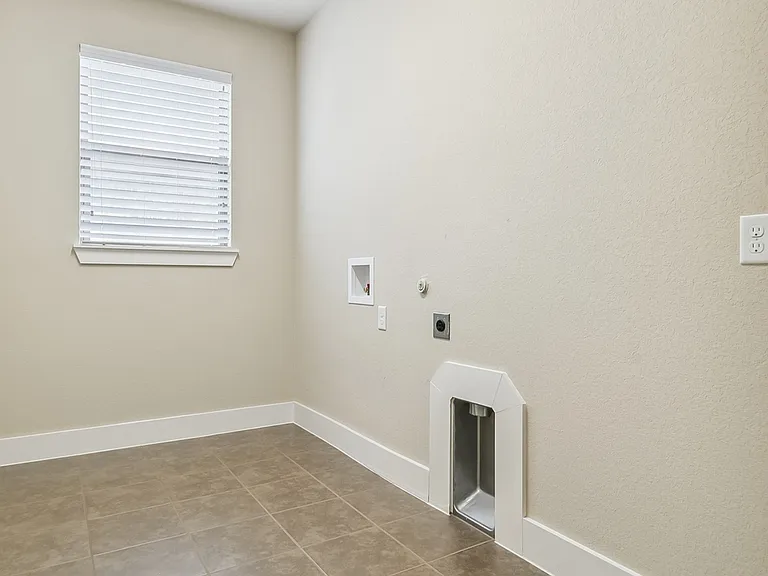2508 Sanders Ct — Photo 18