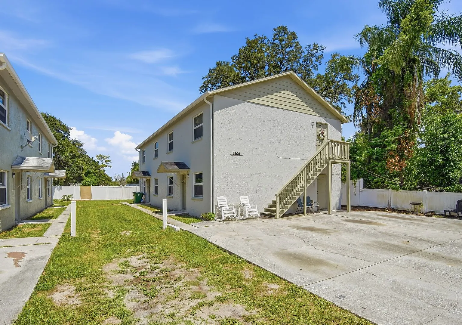 Move In Special! Completely Remodeled 2 Br / 1 Ba 2nd Floor Apartment Available Now! — Photo 2