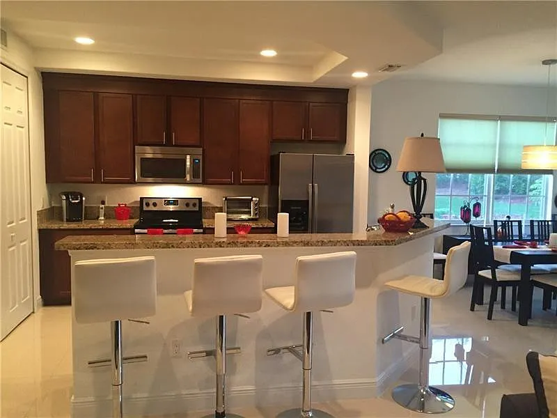 3 bed, 2.0 bath, 1401 sqft, $4,600 — Photo 2