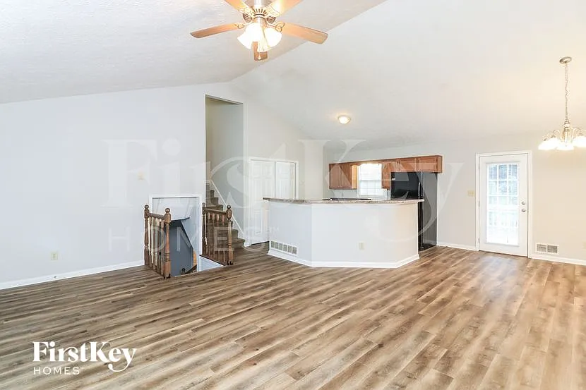 5 bed, 2.0 bath, 1320 sqft, $2,020 — Photo 4