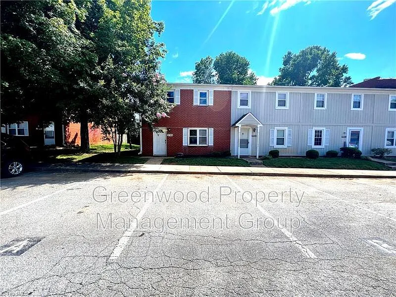 3 bed, 2.5 bath, 1344 sqft, $1,800 — Photo 2