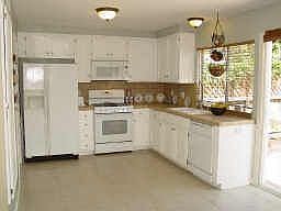 Gleaming Bright Kitchen!