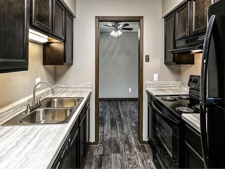 Edgewater Court Apartments — Photo 18