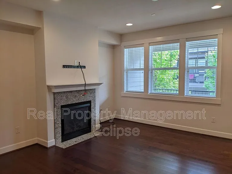 1320 Chelsea Walk NE — Photo 4