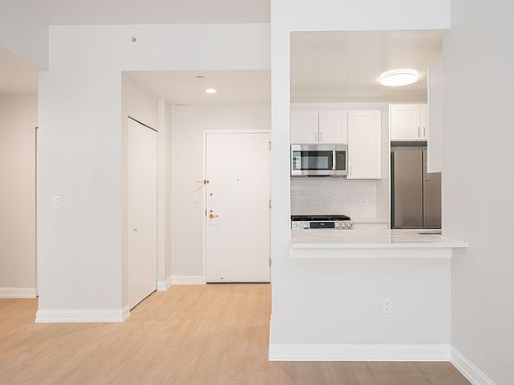 5th image of 140 Riverside Blvd APT 306