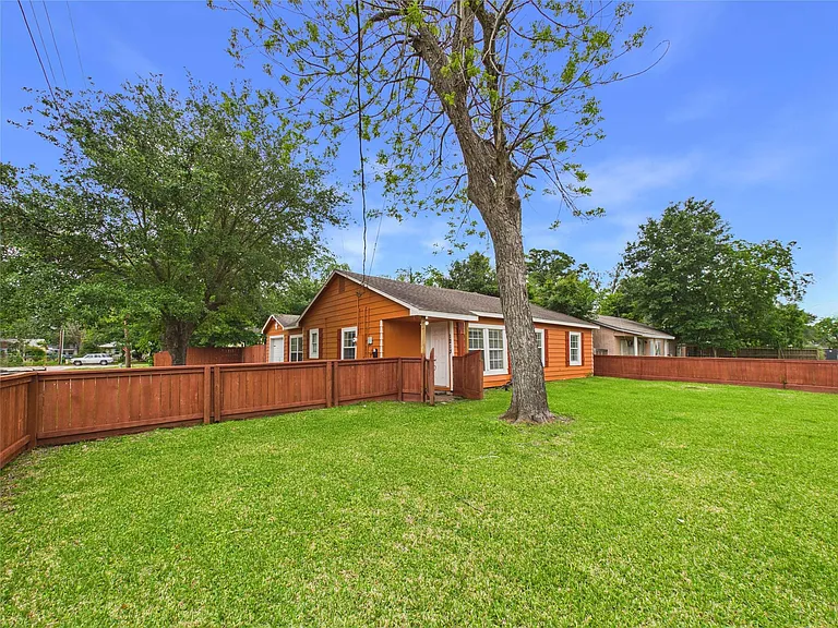 1213 W Sidnor St — Photo 7