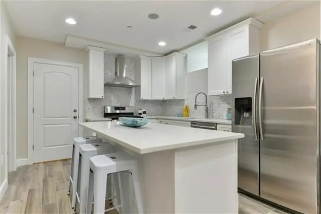 Building Photo - 810 E 3rd St #1