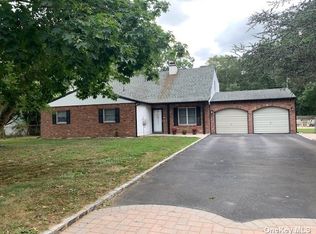 10 Rita Dr, Mount Sinai, NY 11766