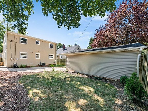 4th image of 560 E Royal Forest Blvd
