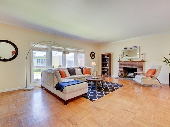 LIVING ROOM ( 350 SQ FT)