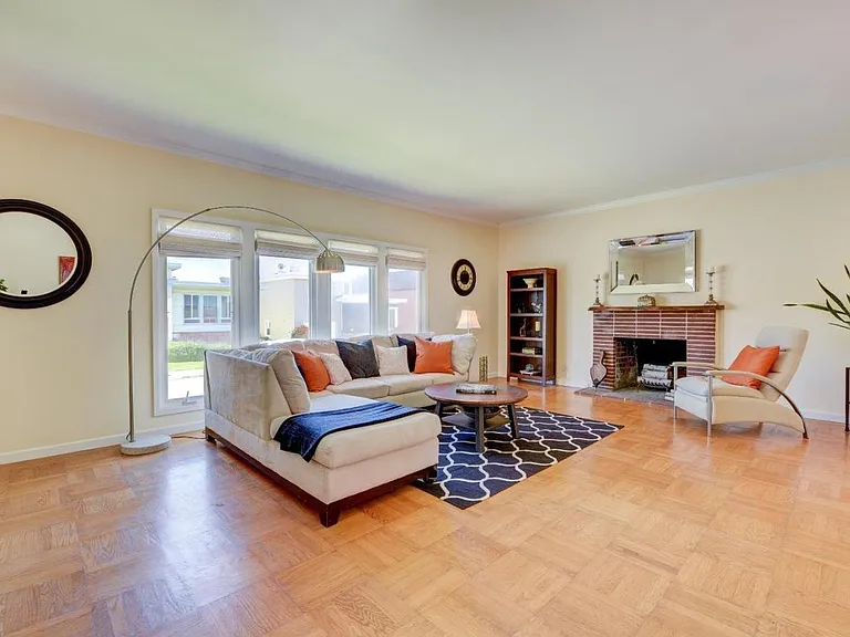 LIVING ROOM ( 350 SQ FT)