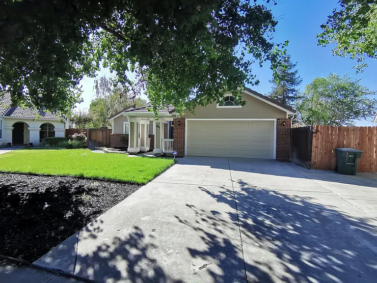 881 W Mount Diablo Ave — Photo 1