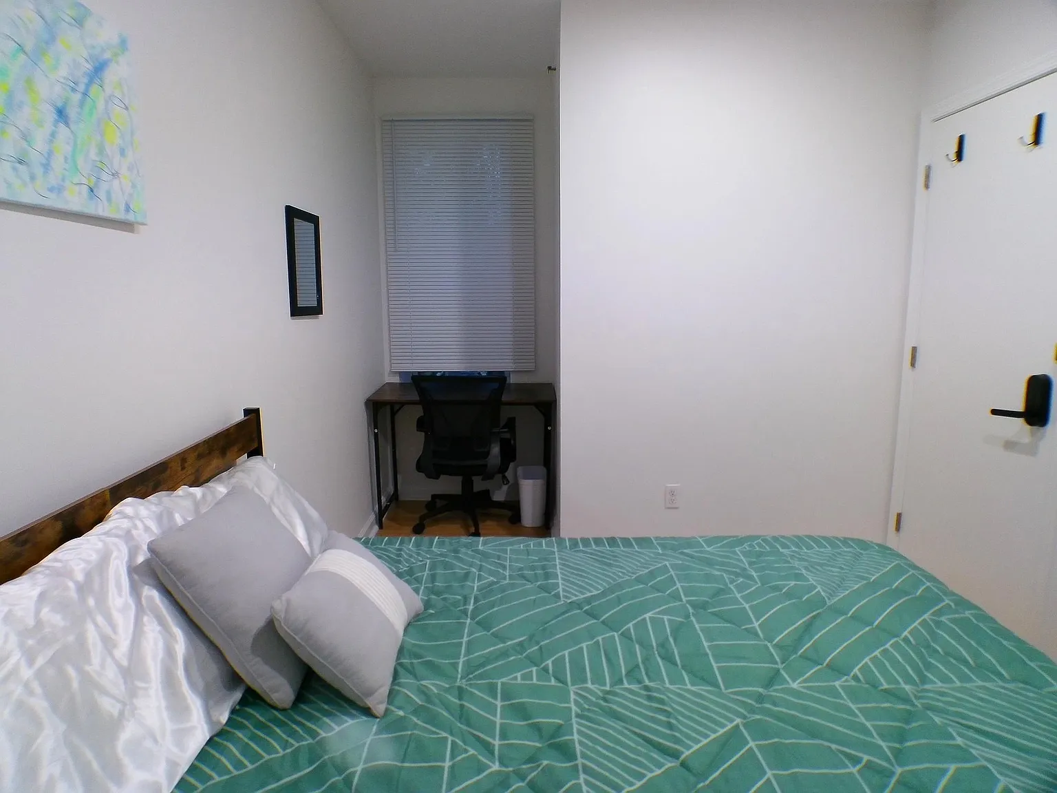 4 bed, 2.0 bath, 1400 sqft, $1,014 — Photo 2