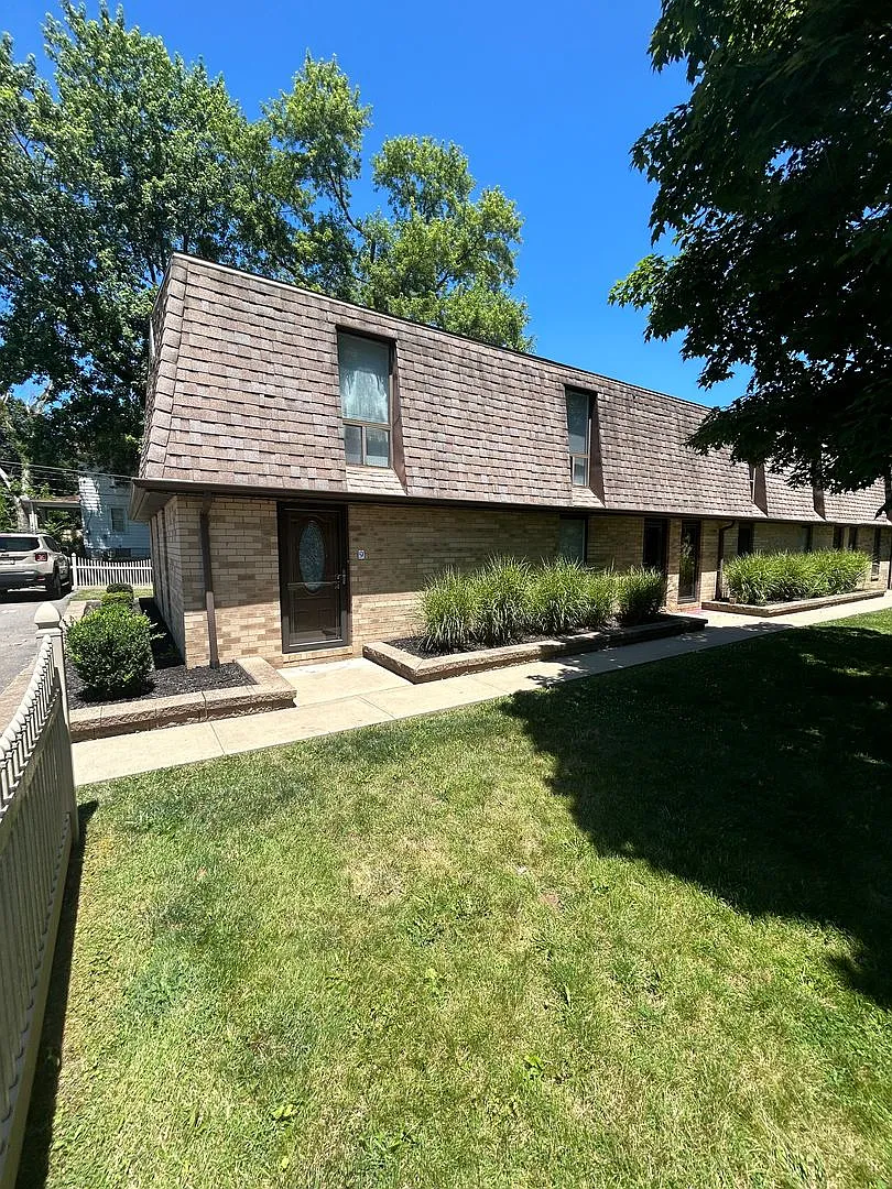 Modern 1 Bedroom Townhome in Prime Moon Township Location! — Photo 2
