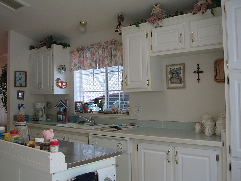 Kitchen with moveable island.