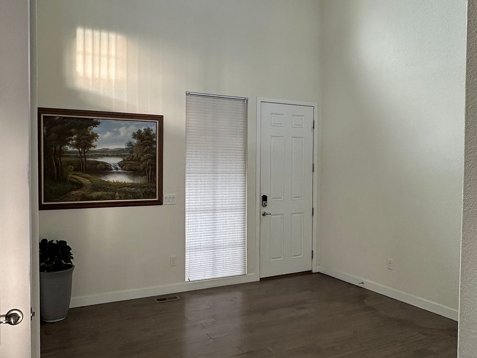 Entrance and double high ceiling