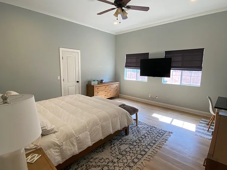 Master bedroom with 10' ceilings
