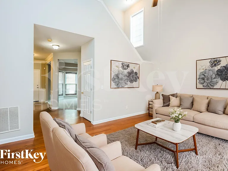 2410 Kirkstone Dr — Photo 3