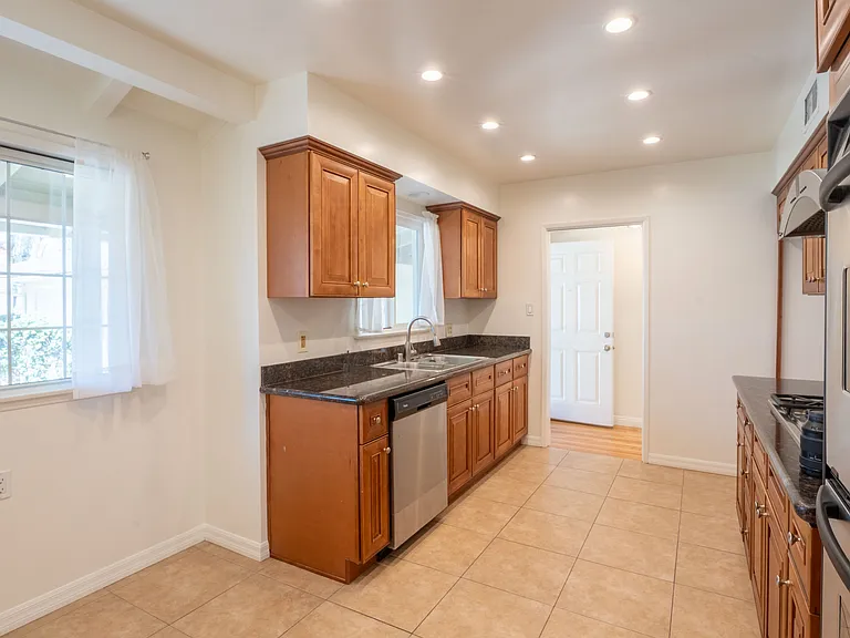 23216 Friar St — Photo 16