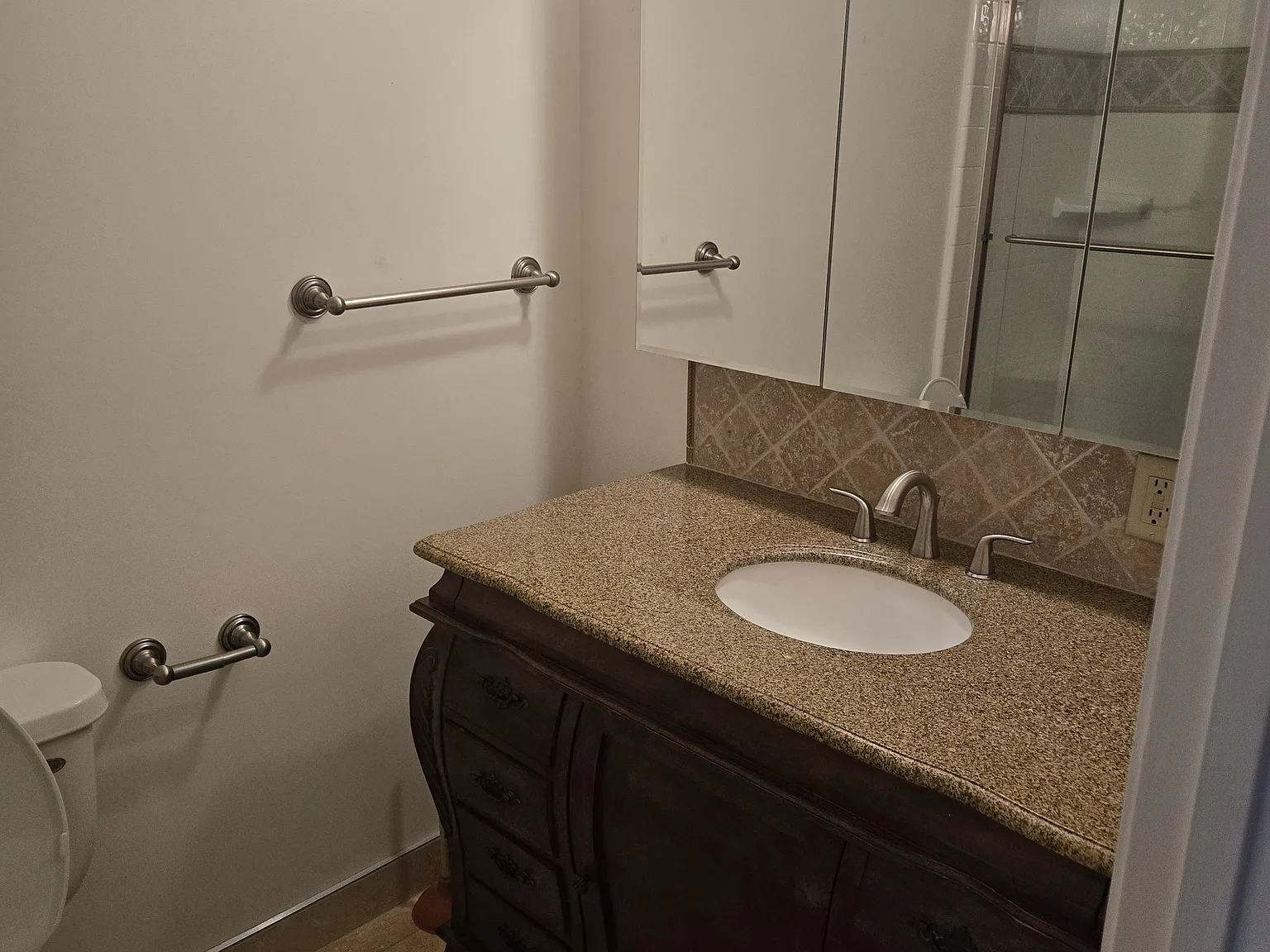 3 bed, 1300 sqft, $4,200 — Photo 4