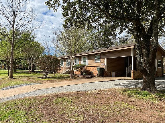 4th image of 2805 N Pecan St