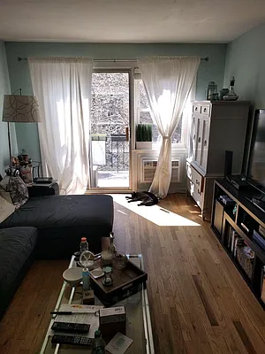 Rented by Zikos Realty Services | media 14