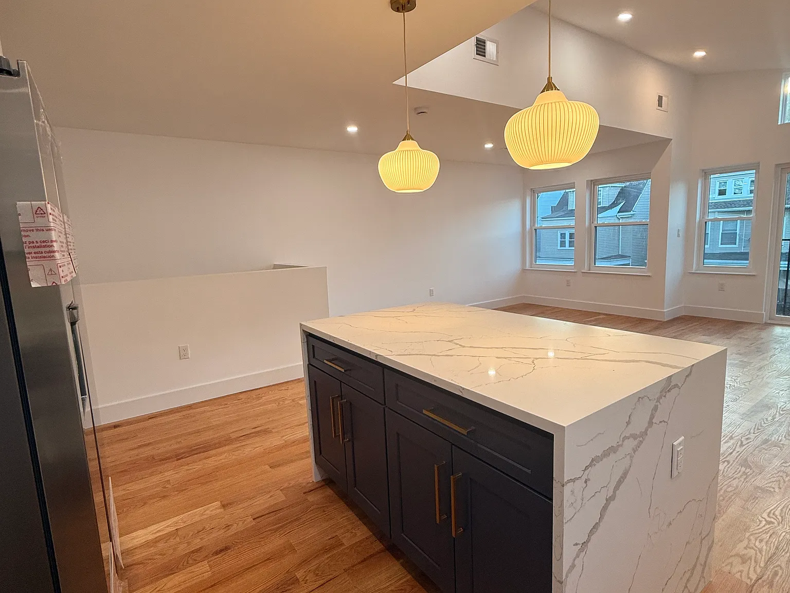 3 bed, 1300 sqft, $3,295 — Photo 2