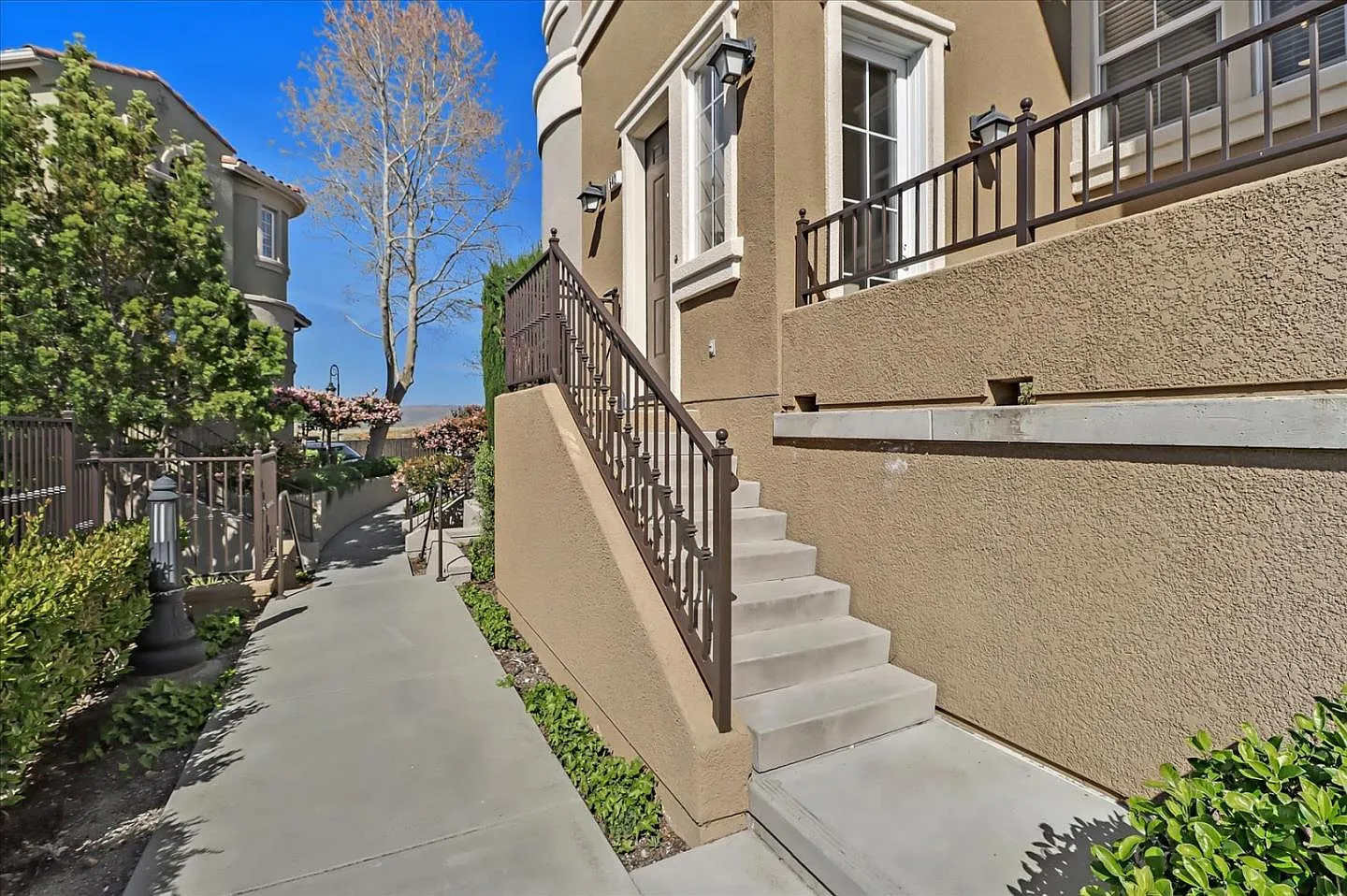 542 Altino Blvd photo 1
